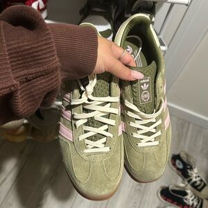 NWT Gazelle Sneakers